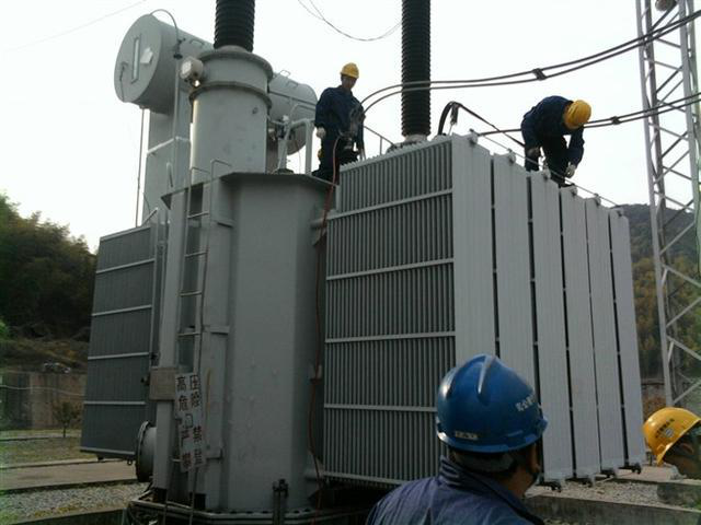 作業(yè)人員安全保護(hù)繩系在安全水平保護(hù)繩上，確保在變壓器本體上移動始終不會失去保護(hù)。