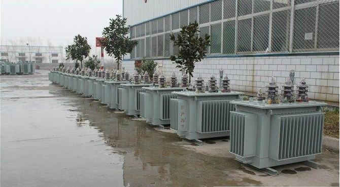 油浸式變壓器的保養(yǎng)如何去做？預(yù)防滲漏油：油浸式變壓器在油箱內(nèi)充滿變壓器油，裝配中依靠緊固件對(duì)耐油橡膠元件加壓而密封。